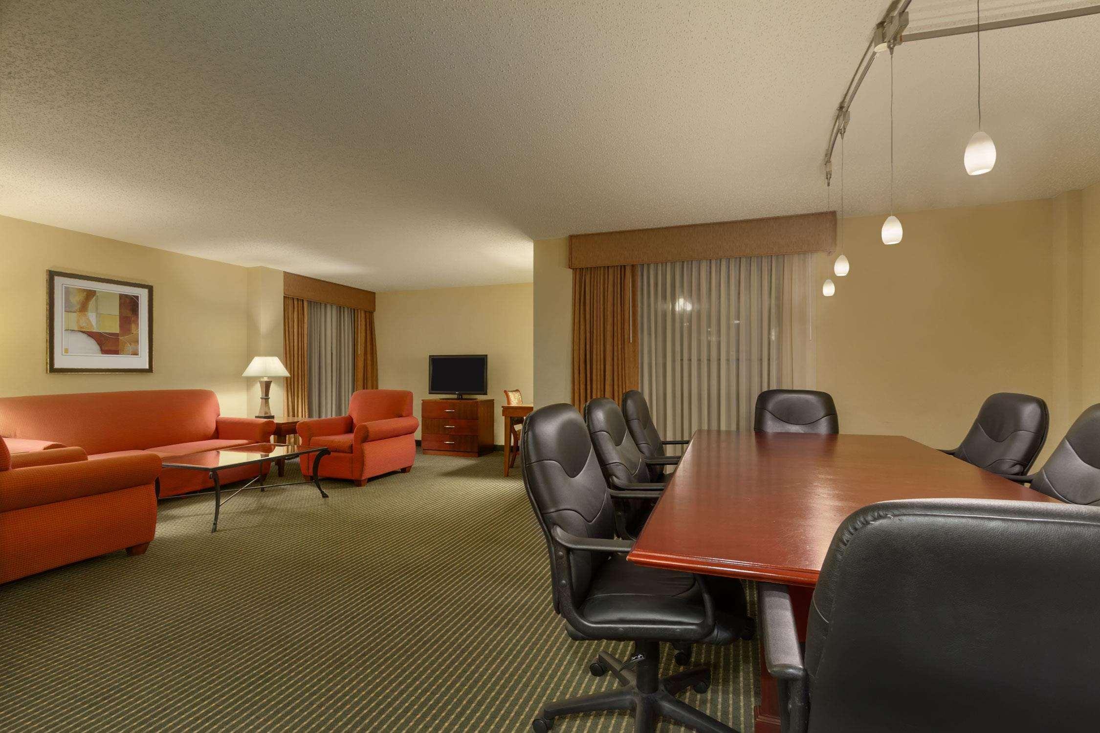 Embassy Suites Уинстон-Сейлем Экстерьер фото