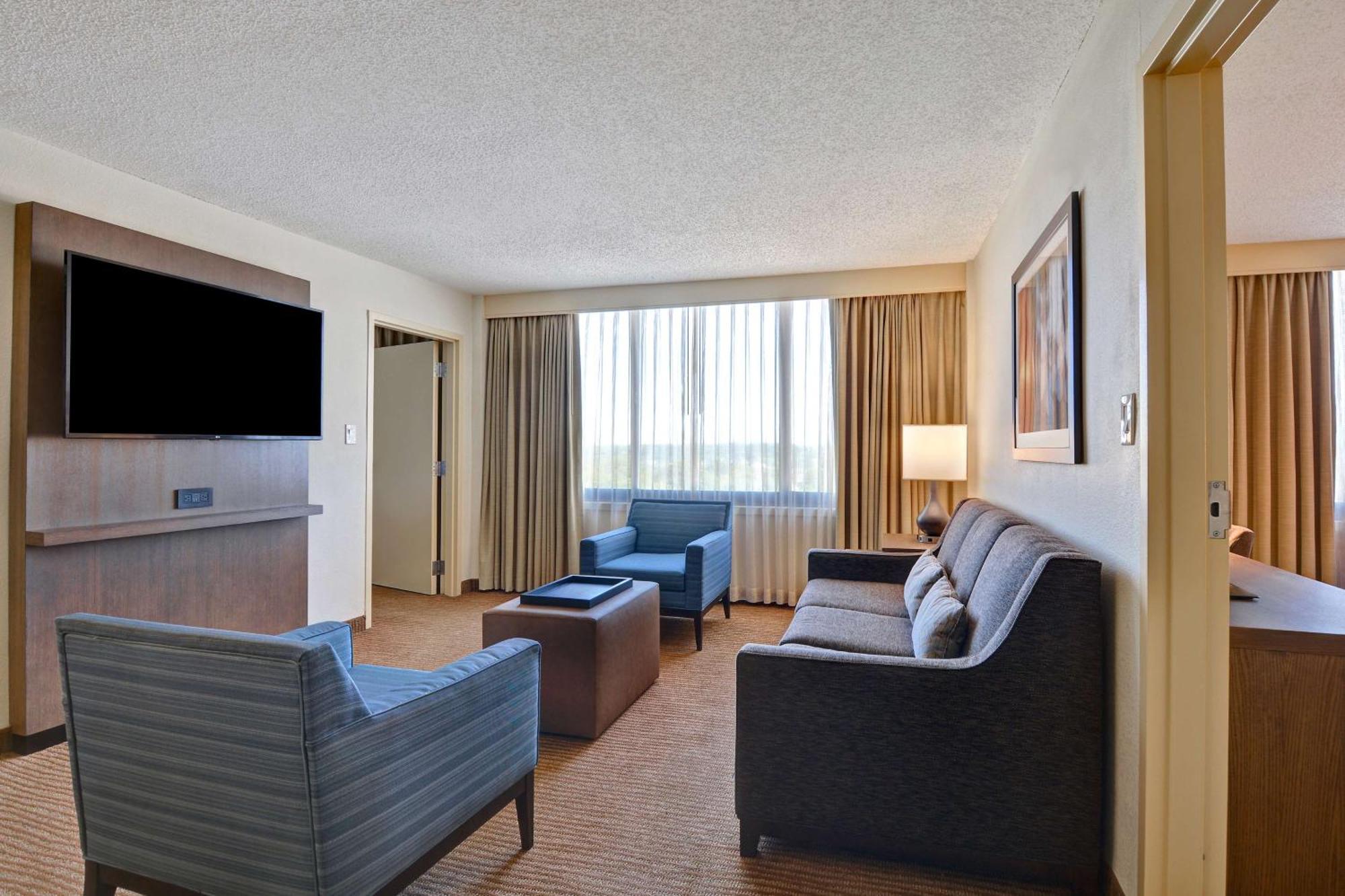 Embassy Suites Уинстон-Сейлем Экстерьер фото