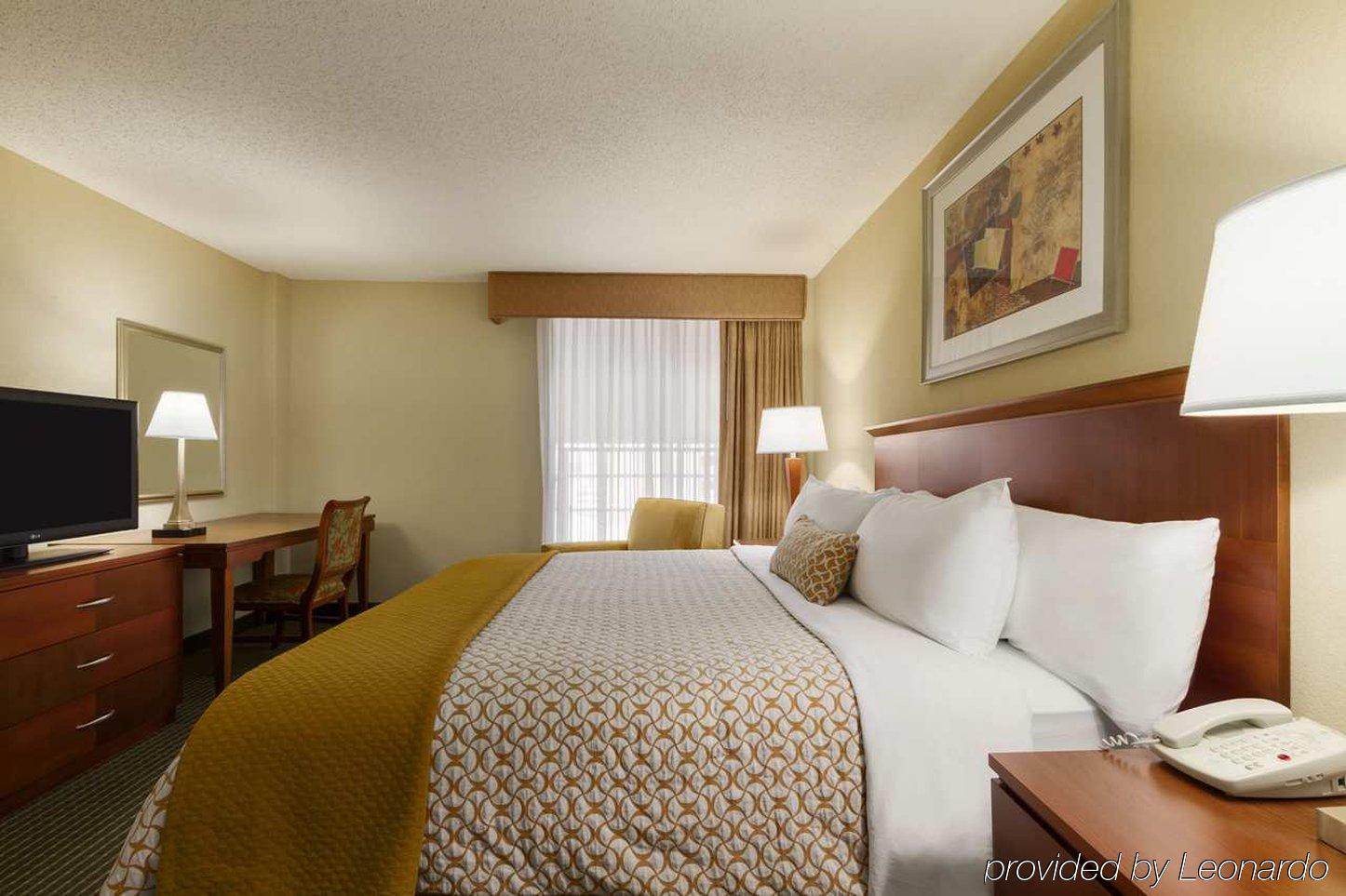 Embassy Suites Уинстон-Сейлем Экстерьер фото
